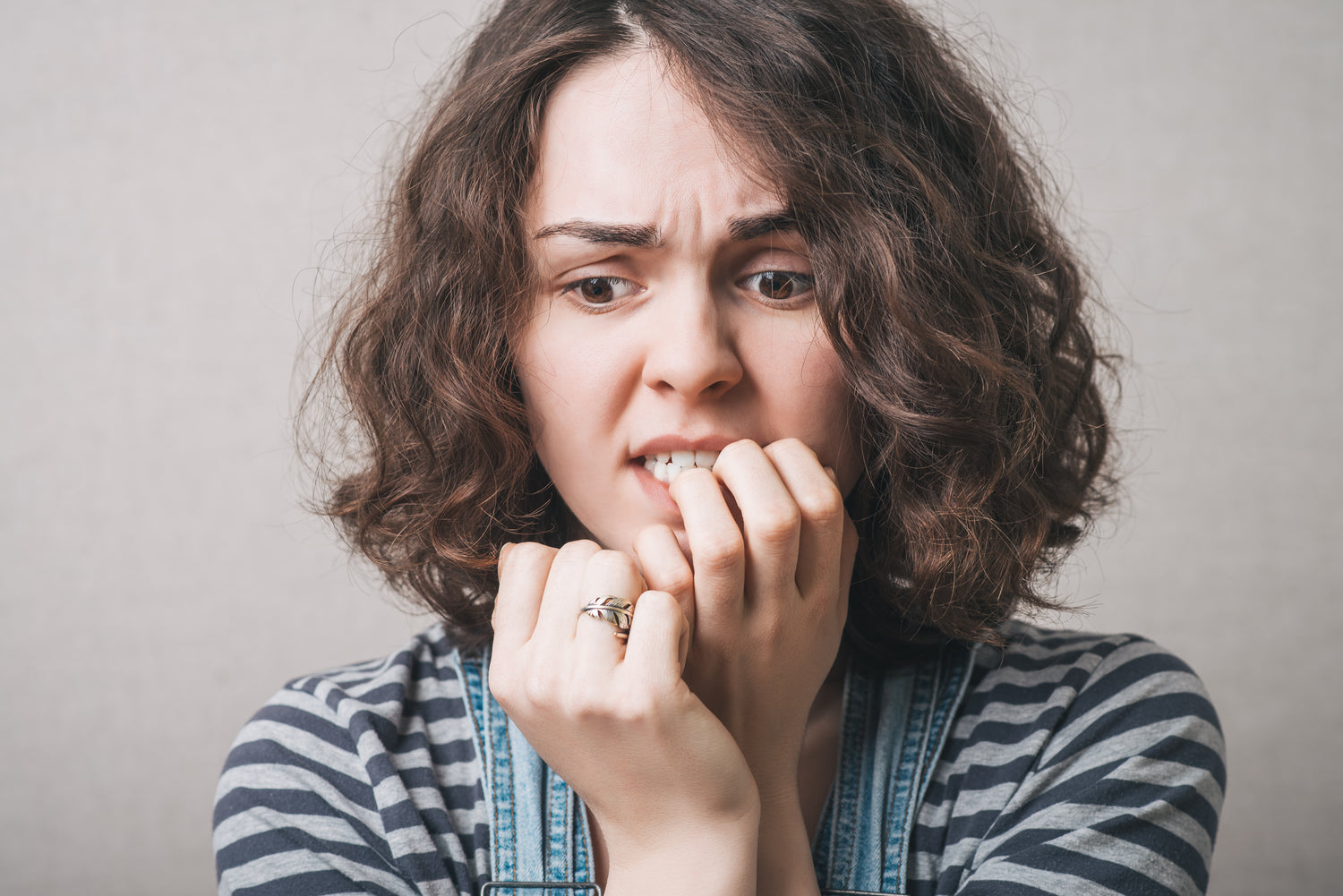 Warum wir an Fingernägeln kauen und Wunder Zahnstocher dagegen helfen