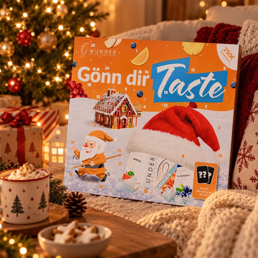 Adventskalender auf dem Sofa neben dem Weihnachtsbaum